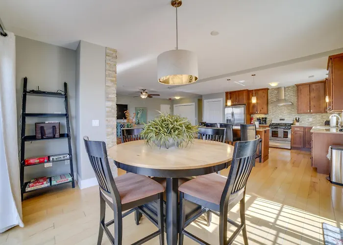 Idyllic New Buffalo Condo: Walk To Beach & Shops!